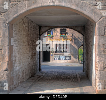 A hidden gem, Tollbooth Tavern seen through Sugarhouse close , Canongate, Royal Mile , High St , Edinburgh Scotland UK Stock Photo