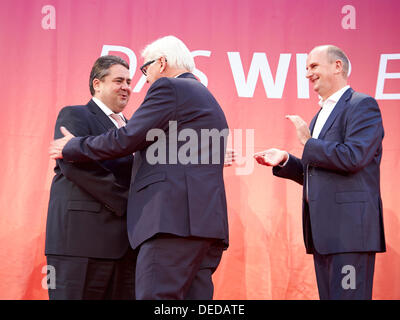 Potsdam, Germany. 16th Sep, 2013. The SPD leaders Sigmar Gabriel and Frank-Walter Steinmeier, together with leaders of the SPD Brandenburg hold speeches for the federal election in 2013 in Potsdam. / Picture: Frank-Walter Steinmeier (SPD), chairman of the SPD parliamentary group, Sigmar Gabriel (SPD), SPD party chairman, and Dietmar Woidke (SPD), Prime Minister brandenburg, pictured at the SPD Event in Potsdam. © Reynaldo Chaib Paganelli/Alamy Live News Stock Photo