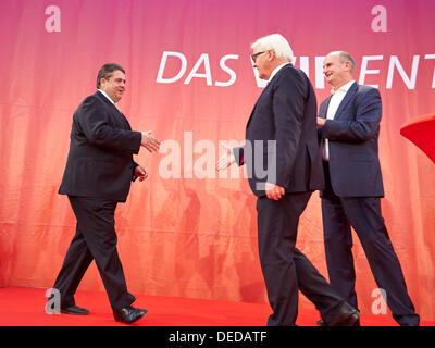 Potsdam, Germany. 16th Sep, 2013. The SPD leaders Sigmar Gabriel and Frank-Walter Steinmeier, together with leaders of the SPD Brandenburg hold speeches for the federal election in 2013 in Potsdam. / Picture: Frank-Walter Steinmeier (SPD), chairman of the SPD parliamentary group, Sigmar Gabriel (SPD), SPD party chairman, and Dietmar Woidke (SPD), Prime Minister brandenburg, pictured at the SPD Event in Potsdam. © Reynaldo Chaib Paganelli/Alamy Live News Stock Photo