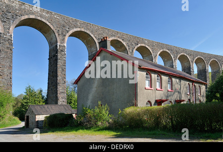 Cottages and Gosen Chapel beneith Cynghordy Viaduct on Heart of Wales Railway, built 1867 with 18 arches Stock Photo
