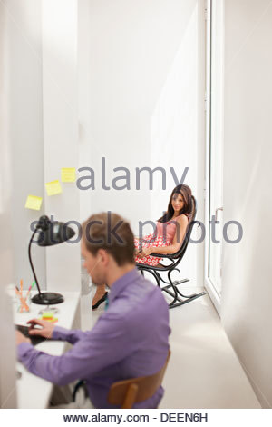 https://l450v.alamy.com/450v/deen6h/woman-staring-at-man-in-office-deen6h.jpg