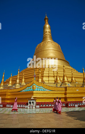 Nuns, Shwemawdaw Pagoda, Bago (Pegu), Myanmar (Burma), Asia Stock Photo