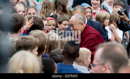 Hanover, Germany. 18th Sep, 2013. The Dalai Lama greets students in Hanover, Germany, 18 September 2013. Photo: Julian Stratenschulte/dpa/Alamy Live News Stock Photo