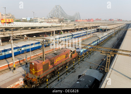 Howrah railway station, with Howrah Bridge beyond, Kolkata (Calcutta), West Bengal, India, Asia Stock Photo