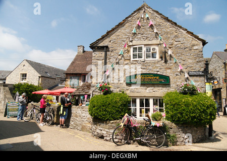 View of Bloomers Original Bakewell Pudding shop in Bakewell, Peak District, Derbyshire, 2013 Stock Photo