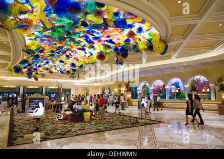 Dale Chihuly's 'Fiori di Como' Murano Glass ceiling in The Bellagio resort and casino lobby, Las Vegas, Nevada, USA. JMH5466 Stock Photo