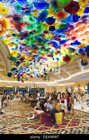 Dale Chihuly's 'Fiori di Como' Murano Glass ceiling in The Bellagio resort and casino lobby, Las Vegas, Nevada, USA. JMH5467 Stock Photo