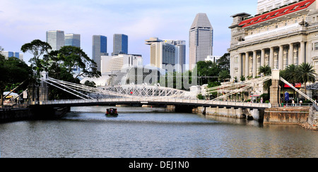 Sightseeing along Singapore River - The Cavenagh Bridge Stock Photo