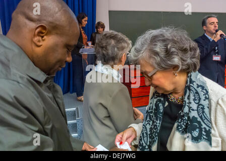 Paris, France, 'AIDS in Africa', Solthis HIV Forum, Prevention & Medical Research, 'Dr. Leo Zekeng', (Deputy Director, UNAIDS, West Africa, Senegal) Exchanging Business cards with 'Christine Rouzioux' (French Scientist) international people in meeting Stock Photo