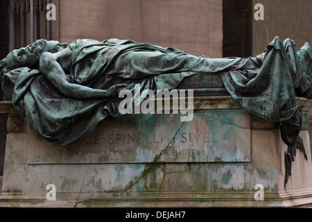 Bronze figurine on grave, Père Lachaise cemetery, Paris, France Stock Photo