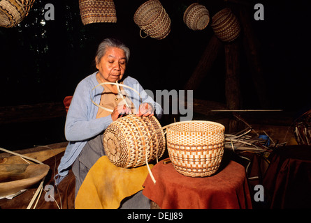 Cherokee Indian village of Oconaluftee in the Great Smoky Mountains, North Carolina, USA. Native American Cherokee Indian woman Stock Photo