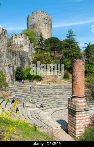 Istanbul, Sariyer, Rumelihisar, im Frühling blühen die Judasbäume Stock Photo