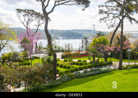 Istanbul, Sariyer, Emirgan, Sakip Sabanci Museum, Park mit Blick über den Bosporus Stock Photo