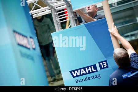 Workers set up the television studio for the 2013 German federal elections outside of SPD headquarters at the Willy-Brandt-Haus in Berlin, Germany, 20 September 2013. Photo: Kay Nietfeld Stock Photo