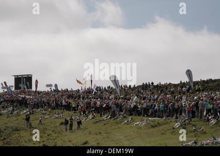 Sidmouth to Haytor, Devon, UK. 20th September 2013. Crowd of spectators on Haytor Friday 20 September 2013 Tour of Britain Stage 6 Sidmouth to Haytor Dartmoor Devon UK Credit:  Anthony Collins/Alamy Live News Stock Photo