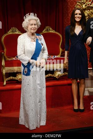 The wax figures of Queen Elizabeth II and Catherine, Duchess of Cambridge stand in Madame Tussauds in London, Great Britain, 15 September 2013. Photo: JENS KALAENE Stock Photo