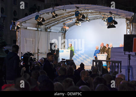 Munich, Germany. 20th September 2013. Chancellor Angela Merkel and CSU Chef Horst Seehofer campaigning on the Odeonsplatz in Munich Credit:  Steven Jones/Alamy Live News Stock Photo