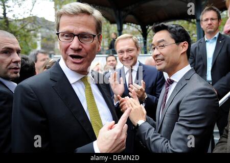 Duesseldorf, Germany. 21st Sep, 2013. Federal Foreign Minister Guido Westerwelle (L), chairman of North Rhine-Westphalia (C) Christian Lindner and Federal chairman Philipp Roesler (R), all members of the Free Democratic Party (FDP) stand together at the nationwide closing rally of the FDP in Duesseldorf, Germany, 21 September 2013. Photo: MARIUS BECKER/dpa/Alamy Live News