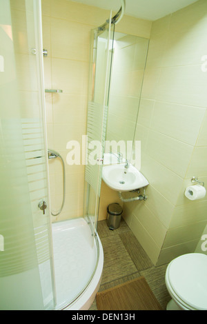 A picture of a sparkling clean bathroom Stock Photo - Alamy