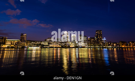 LONDON: Canary Wharf during the night with light reflection in the Thames Stock Photo