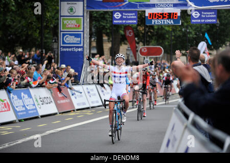 London, UK. 22nd Sep, 2013. Hannah Barnes [GBR] [MG-Maxifuel Pro Cycling] wins The Johnson Health Tech Westminster Grand Prix part of The Tour of Britain. Credit:  Action Plus Sports/Alamy Live News Stock Photo