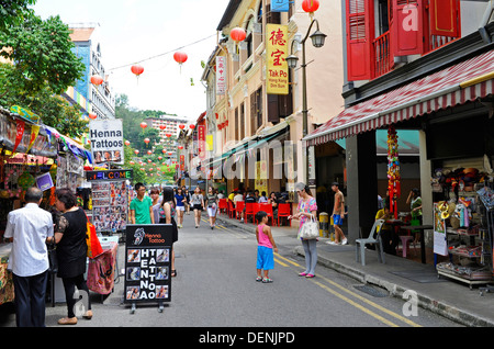 Shops and restaurants in Chinatown, Singapore Stock Photo