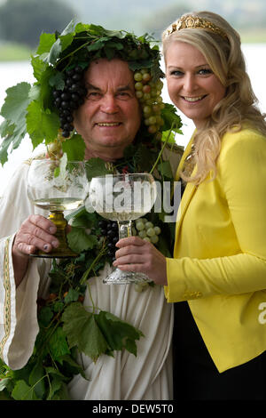 Herbert Graedtke dressed as wine god 'Bacchus', Saxonian wine queen Katja Riedel pose during a photo shooting for the Radebeul wine festival 2013 (Radebeuler Weinfestes 2013) on a steamer of the Saxonian steam navigation in Radebeul, Germany, 24 September 2013. The 23rd wine festival will take place from 27 to 29 September in Radebeul and Meissen. Photo: ARNO BURGI Stock Photo