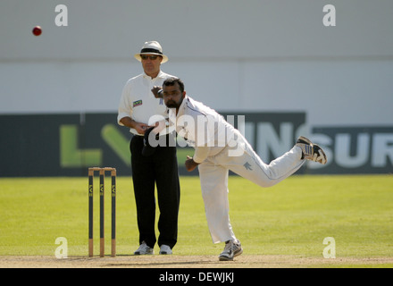 Sussex bowler Ashar Zaidi in action against Durham at Hove Stock Photo