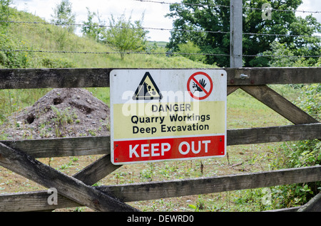 Quarry Workings keep out warning sign Stock Photo