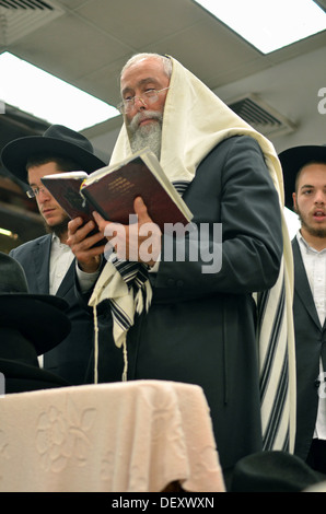 Rabbi during Jewish ceremony Stock Photo - Alamy