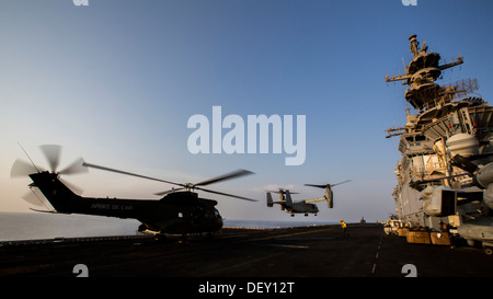 MV-22B Osprey assigned to Marine Medium Tiltrotor Squadron (VMM) 266 (Reinforced), 26th Marine Expeditionary Unit (MEU), lands b Stock Photo