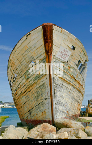The ruined bow of an old wooden ship Stock Photo - Alamy