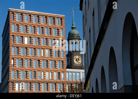 St. Michaelis or Michel Church behind the KPMG office building on Ludwig-Erhard-Strasse, Hamburg Stock Photo