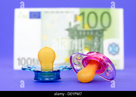 Dummy before euro hundred, symbolic photo care money, Schnuller vor Hundert-Euro-Schein, Symbolfoto Betreuungsgeld Stock Photo