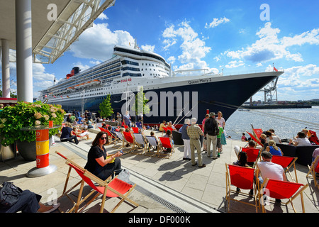Cruise ship queen Mary 2 in the cruise terminal in the harbour city of Hamburg, Germany, Europe, Kreuzfahrtschiff Queen Mary 2 a Stock Photo