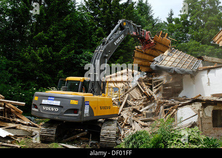 Demolition works with a digger, dismantling of a building, demolition of a house Stock Photo