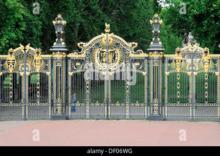 Entrance, Royal Coat of Arms of England on the gate, next to Buckingham Palace, London, England, United Kingdom, Europe Stock Photo
