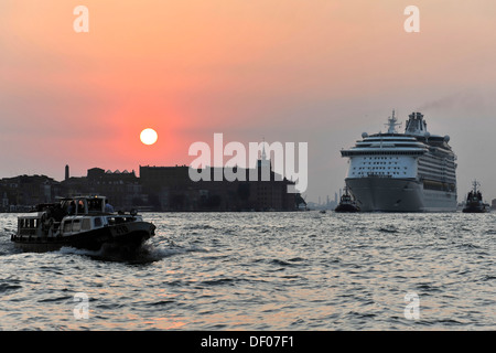 Cruise ship, Voyager of the Seas, built in 1999, 311m, 3114 passengers, leaving Venice, Veneto, Italy, Europe Stock Photo