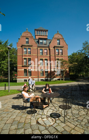 UNITED STATES OF AMERICA, USA, New England, Massachusetts, Cambridge, Harvard University, students at tables in Harvard Yard Stock Photo