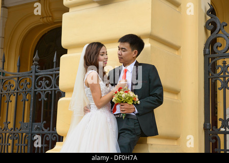 happy newlyweds in front of the Opera House in Hanoi, Vietnam Stock Photo
