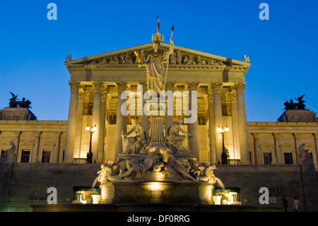 Österreich, Wien 1, das klassizistische Parlamentsgebäude an der Wiener Ringstraße wude von Theophil von Hansen entworfen. Stock Photo