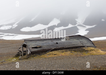 Deserted wooden boat near trapper's hut, Kapp Toscana, Bellsund, Spitsbergen, Svalbard Archipelago, Norway Stock Photo
