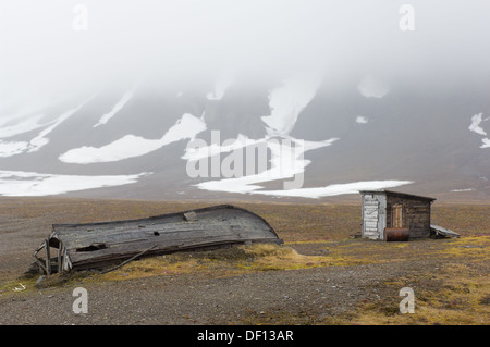 Deserted wooden boat and trapper's hut, Kapp Toscana, Bellsund, Spitsbergen, Svalbard Archipelago, Norway Stock Photo