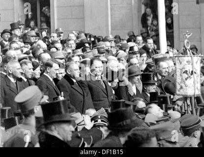 View of the honorary gallery in front of the Garrison Church in Potsdam, Germany, during the parade on the occasion of the ceremonial opening of the Reichstag on 21 March 1933. In the row: Vice Chancellor Franz von Papen (2-l), Reich Chancellor Adolf Hitler, Reich Ministers Franz Seldte and Hermann Göring. Fotoarchiv für Zeitgeschichte Stock Photo