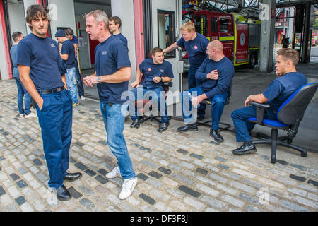 London, UK. 25th Sep, 2013. Firefighters from the Clapham fire station, that faced closure until a recent reprieve, come out on a four hour strike over pensions. Clapham, London, UK, 25 Sep 2013. © Guy Bell/Alamy Live News Stock Photo