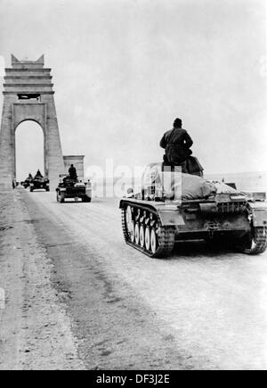 A German Panzer III in the desert, 1942 Stock Photo - Alamy