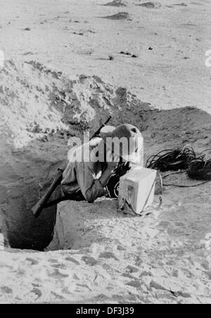 The image from the Nazi Propaganda! shows a soldiers communicating with other units with telephone equipment in Africa, published 25 November 1942. Place unknown. Fotoarchiv für Zeitgeschichte Stock Photo