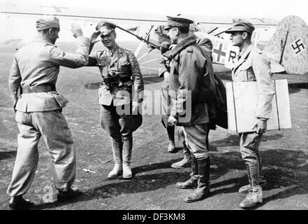 Field Marshall Erwin Rommel (2-l) is pictured on a combat airfield in northern Africa during the occupation of Tobruk in June 1942. The Nazi Propaganda! on the back of the image is dated 22 June 1942: 'Meeting of generals with Colonel General Rommel. Arrival of German and Italian generals at the combat airfield in north Africa.' Fotoarchiv für Zeitgeschichte Stock Photo