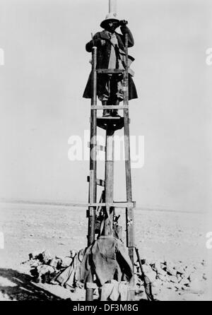 The image from the Nazi Propaganda! depicts a soldiers of the Italian army on an observation post in Sallum in Egypt, published 3 December 1941. Fotoarchiv für Zeitgeschichte Stock Photo