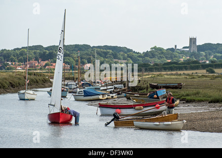 Preparing a dinghy for sailing at Blakeney harbour Stock Photo